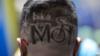 Участник с выбритым в волосы названием мероприятия принимает участие в «Велосипеде для мамы» в Бангкоке, Таиланд, в воскресенье