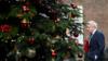 Борис Джонсон проходит мимо рождественской елки на Даунинг-стрит, возвращаясь в № 10 после заседания кабинета министров в Министерстве иностранных дел и по делам Содружества