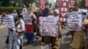 Члены Всеиндийской демократической студенческой организации (AIDSO) проводят митинг протеста против инцидента с гангграпом в Хатрасе