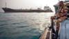 Бенинский охранник по борьбе с пиратством патрулирует море