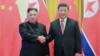 На этой файловой фотографии, сделанной 8 января 2019 года и опубликованной 10 января официальным корейским центральным информационным агентством Северной Кореи (KCNA), изображен находящийся с визитом руководитель Северной Кореи Ким Чен Ын (слева), пожимающий руку президенту Китая Си Цзиньпину (справа) во время церемонии встречи. в Большом зале народных собраний в Пекине