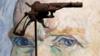 Ржавый, потускневший пистолет, поднятый на выставочной витрине, висит перед портретом Ван Гога