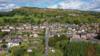 Вид с воздуха с дрона на приграничную деревню Лланиминек, которая разделена границей с Англией, справа, и Уэльсом, слева