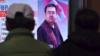 Люди смотрят телевизор с новостями о Ким Чен Наме, сводном брате северокорейского лидера Ким Чен Ына, на железнодорожной станции в Сеуле o