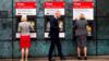 Клиенты используют банкоматы за пределами отделения банка HSBC в Лондоне