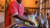 Домашний работник моет тарелки