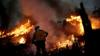 Член пожарной бригады Бразильского института окружающей среды и возобновляемых природных ресурсов (IBAMA) пытается контролировать пожар в джунглях Амазонки в Апуи, штат Амазонас, Бразилия, 11 августа 2020 г.