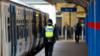 Офицер BTP патрулирует платформу на вокзале Кингс-Линн в Норфолке