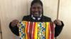 Изображение Сайнабу Нидже с яркой гамбийской юбкой.