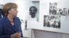 Канцлер Германии Ангела Меркель стоит рядом с фотографией антинацистского заговорщика Клауса фон Штауффенберга, рассматривая экспонаты в недавно расширенном музее Мемориального центра немецкого сопротивления