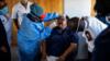 Врач проверяет людей на коронавирус в Йоханнесбурге