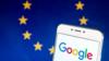 Логотип Google на смартфоне на фоне флага ЕС