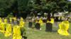 Надгробия на кладбище были покрыты желтым пластиком