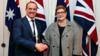 Министр иностранных дел Австралии Мариз Пейн пожимает руку министру иностранных дел Великобритании Доминику Раабу