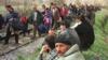 Этнические албанцы покидают Косово в 1999 году