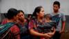 Группа людей ждет своего родственника, который прибывает депортированным из Соединенных Штатов вместе с группой мигрантов в городе Гватемала, Гватемала,