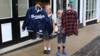 Поклонники Ханна и Бен Рид в куртке Эда Ширана и рубашке, которую он носил в фильме «Ребенок Бриджит Джонс»