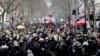 Французские полицейские по борьбе с беспорядками возглавляют марш протестующих в Париже, 11 января 2020 г.