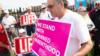 Сторонник организации Planned Parenthood проходит мимо демонстрантов против абортов в Миссури в мае 2019 года