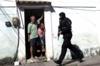 Жители наблюдают, как полицейские патрулируют во время операции против торговцев наркотиками в трущобах Cidade de Deus в Рио-де-Жанейро, Бразилия, 10 июля 2017 г.