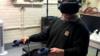 Водитель метро Крейг Пирсон использует гарнитуру VR