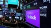 Курс акций Slack Technologies Inc.торговля под символом (WORK) видна на дисплее над полом Нью-Йоркской фондовой биржи (NYSE) во время прямого листинга компании в Нью-Йорке, США, 20 июня 2019 г.