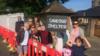 Жители Каддингтона протестуют против запланированного сноса автобусной остановки в их деревне.
