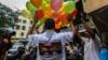 Друзья Кульбхушана Джадхава празднуют с воздушными шарами на улицах Мумбаи после того, как услышали вердикт Международного суда