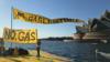 Климатические активисты протестуют на барже в Сиднейской гавани против планов расширения газового хозяйства