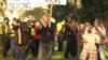 Демонстранты протеста против изоляции собираются в Стратфорд-парке Страуда