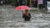 Девушка идет по затопленной улице после проливного дождя Рынок Ганди, Сион, 1 июля 2019 года в Мумбаи, Индия. Сильные дожди за последние четыре дня привели к сбоям в работе поездов, затоплению дорог, пробкам и задержкам рейсов.