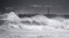 Волны разбиваются о побережье при приближении тайфуна Хайшен в Макуразаки, префектура Кагосима, 6 сентября 2020 г.