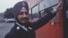 Тарсем Сингх Сандху в тюрбане и униформе водителя автобуса