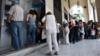 Люди в очереди возле банкомата в Греции