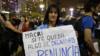 Женщина держит табличку с надписью по-испански «Макри, если у тебя есть достоинство, подай в отставку» во время акции протеста против президента Маурисио Макри в Буэнос-Айресе (7 апреля 2016 г.)