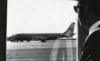 Официальный представитель авиакомпании Норман Кэй наблюдает за угнанным TWA85 в аэропорту Бангора, штат Мэн