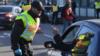 Немецкий полицейский контролирует автомобилиста на французско-немецкой границе между Келем и Страсбургом