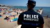Французский полицейский патрулирует пляж в Каннах 4 августа 2016 г.
