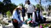 Три женщины посещают могилу в Мексике