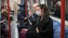 Женщина в маске в лондонском метро