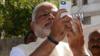 Премьер-министр Индии Нарендра Моди делает «селфи» после того, как проголосовал на избирательном участке в Ахмедабаде