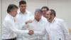 Президент Рауль Кастро (в центре) реагирует на то, как президент Колумбии Хуан Мануэль Сантос (слева) и лидер повстанцев Фарк Родриго Лондоно, более известный под псевдонимом Тимоченко, пожимают друг другу руки в Гаване 23 сентября 2015 года