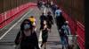 Люди переходят мост Вильямсбург в Нью-Йорке в масках