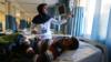 Иранская медсестра ухаживает за мужчиной, раненным в давке в юго-восточном городе Керман в январе 2020 года.