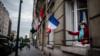 Женщина в пригороде Парижа, размахивающая французским флагом в маске с коронавирусом