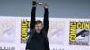 Марк Хэмилл улыбается, поднимая награду Icon на Comic Con