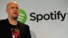 Основатель и генеральный директор Spotify Дэниел Эк выступает на пресс-конференции в Нью-Йорке, 11 декабря 2013 г.