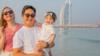 Лигия и Роберт с дочерью стоят возле отеля Burj al-Arab в Дубае
