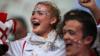 Болельщики Англии аплодируют во время матча чемпионата мира по футболу