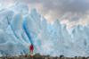 Человек смотрит на ледник в Аргентине